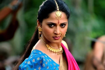 கையில் சுருட்டுடன் நடிகை அனுஷ்கா.. பிறந்தநாளில் வெளிவந்த போஸ்டர் இதோ