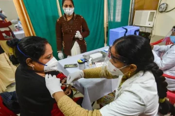 கொரோனா தடுப்பூசி போடாவிட்டால் ரேஷன், சிலிண்டர் கிடையாது - அதிரடி அறிவிப்பு