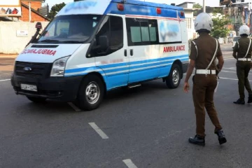 திடீரென இடிந்து விழுந்த பாடசாலை மதில்: மாணவர்கள் இருவர் காயம்