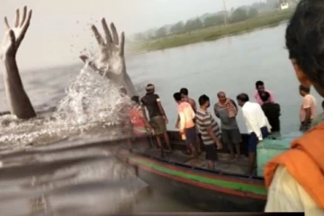 ஆற்றில் கவிழ்ந்த படகு..சிறுவன் உட்பட இருவர் மாயமானதால் பரபரப்பு