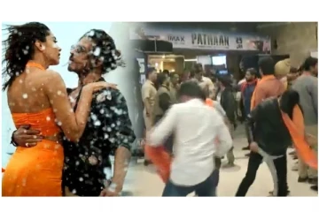 ‘பதான்’ படம் சர்ச்சை - போஸ்டர்கள், கட்-அவுட்டுகளை அடித்து நொறுக்கிய இந்து அமைப்பினர்...!