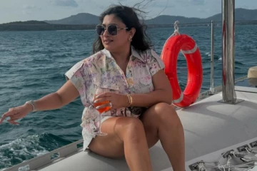 வாளமீனு பாடல் புகழ் மாளவிகாவா இது.. 45 வயதில் நடுக்கடலில் கிளாமர் போஸ்