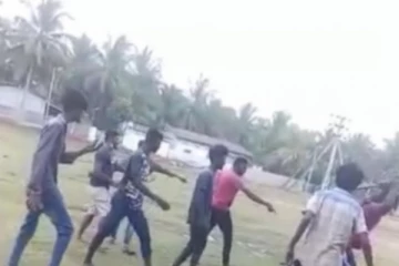 வாள்களுடன் வீதியில் நின்று இளைஞர்கள் குழு அட்டகாசம்- சமூக வலைத்தள காணொளியால் சிக்கிய ஆதாரம்!