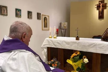 சிகிச்சைக்கு பின்னர் பாப்பரசரின் நிலைமை : வெளியானது புகைப்படம்