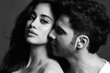 உச்சக்கட்ட கிளாமரில் மயக்கும் ஸ்ரீதேவி மகள்!! மிரண்டு போகும் ரசிகர்கள்