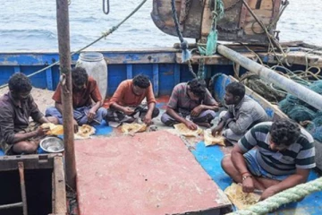 මහ මුහුද මැද ධීවරයන්ට මුහුණ දෙන්නට සිදුවූ බිහිසුණු අද්දැකීම..