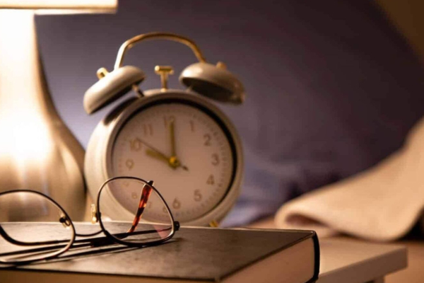 தூங்கும் பொழுது தலையணை கீழ் இந்த 5 பொருட்களை வைத்தால் வாழ்க்கையே மாறுமாம் | 5 Things We Should Keep Under Pillow To Get Luck