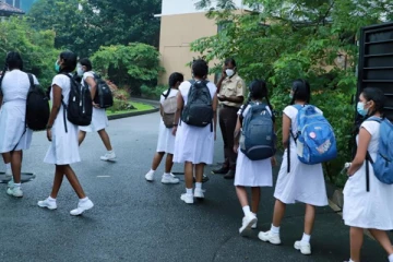 உயர்தர பாடசாலை மாணவியின் முடிவால் கலங்கும் பெற்றோர்