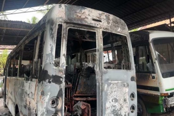 சிலாபத்தில் 4 நவீன பேருந்துகளுக்கு தீ வைப்பு