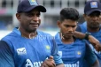 නව පුහුණුකරු සනත් සියළු ක්රීඩකයින්ගේ කොණ්ඩේ කපලා.. තවත් වැඩක් කරලා. - (VIDEO)