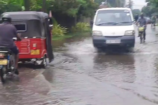 வெள்ளத்தில் மிதக்கும் கம்பஹா வீதிகள்! (Photos) | Flooded Gampaha Streets
