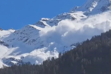 හිම කුණාටුවක් හේතුවෙන් පුද්ගලයින් සිව් දෙනෙකු ජිවිතක්ෂයට.