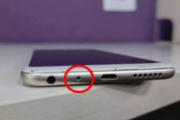 Mobile phone-களில் இருக்கும் இந்த சின்ன துளை எதற்கு தெரியுமா?