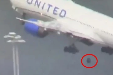 ஹாலிவுட் stunt அல்ல! கழன்று விழுந்த சக்கரம்: US போயிங் 777 விமானத்தில் அதிர்ச்சி!