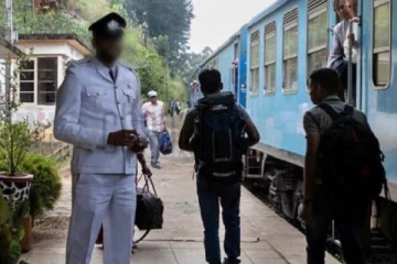 கார் ஒன்றை மோதிய கடுகதி ரயில்