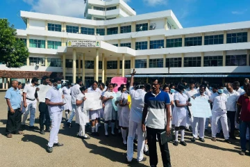 பல்வேறு கோரிக்கைகளை முன்வைத்து சுகாதார பணியாளர்கள் போராட்டம்