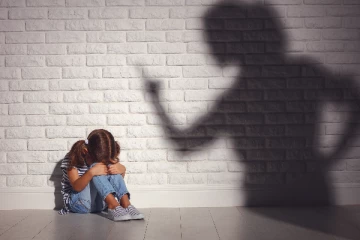 தான் படிக்கவில்லை என்பதற்காக மகளை தாக்கிய தாய்