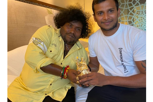 இணையத்தில் வைரலாகும் யோகி பாபு,நடராஜன் சந்திப்பு புகைப்படம்! | Actor Yogi Babu Natrajan