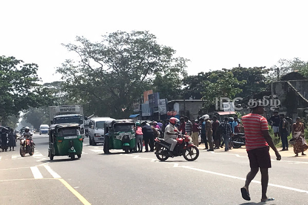 பளையில் சற்றுமுன்னர் விபத்து : பெண் ஸ்தலத்தில் பலி | Woman Dies At The Scene Of Accident In Palai