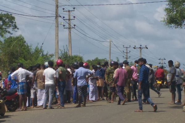 விபத்தில் தந்தையும் மகனும் பரிதாபமாக பலி!! ஊர்மக்கள் திரண்டமையால் குழப்பம் (படங்கள்) - ஐபிசி தமிழ்