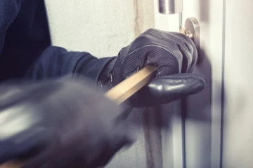 சுவிஸ் தூதுவரின் இல்லத்தில் பெறுமதியாக நகைகள் திருட்டு ; சிக்கிய பொலிஸ் அதிகாரிகள்