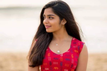 விலையுயர்ந்த ஜெர்மன் நாட்டு காரை வாங்கிய நடிகை கௌரி கிஷன்- வீடியோவுடன் இதோ