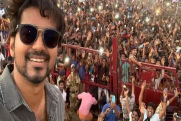 அண்ணா வெளியே வாங்க - நடிகர் விஜய் வீட்டில் குவிந்த ரசிகர்கள்! | Vijay Actor Birthday Fans Waiting In House