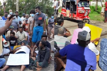 வெள்ளத்துள் மூழ்கிய கிராமம்; புகையிரத பாதையை மறித்து பொதுமக்கள் போராட்டம்!