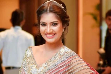 ලංකාව දාලා ගියාට මම තවම විවාහ වුනේ නැහැ, මම රංගනයෙන් ඈත් වුණා කියන්නෙත් බොරු කටකතාවක්-සමනලී ෆොන්සේකා (PHOTOS)