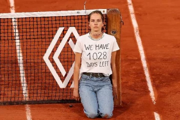 பிரான்சில் திடீரென மைதானத்தில் நுழைந்து கழுத்தில் சுருக்கு மாட்டிக்கொண்ட பெண்! வீடியோ