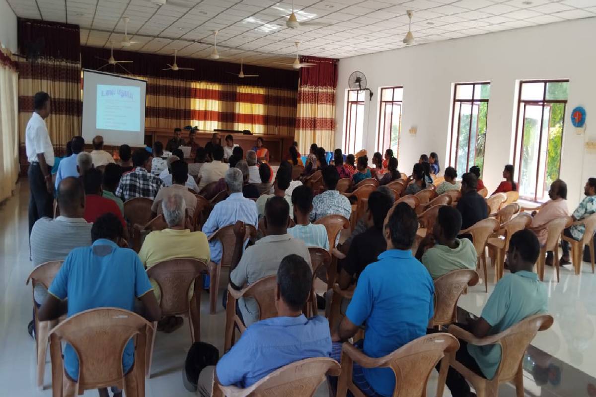 பொதுச்சுகாதார நடைமுறைகள் தொடர்பில் பருத்தித்துறை வர்த்தகர்களுடன் கலந்துரையாடல் | Discussion With Pedro Traders