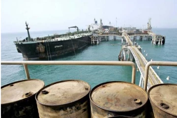 பெட்ரோல் மற்றும் டீசலை ஏற்றிய இரு கப்பல்கள் கடலில்:இறக்குவதற்கு டொலர் இல்லை