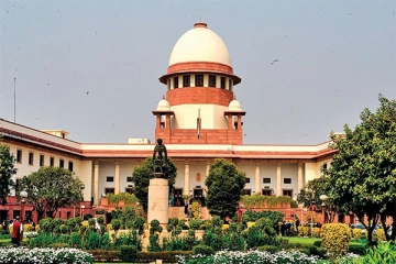 கொரோனா நெருக்கடியை வேடிக்கை பார்த்துக் கொண்டு இருக்க முடியாது - உச்சநீதிமன்றம்