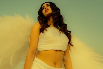 தேவதை போன்ற உடையில் பீச் போட்டோஷூட் நடத்திய பிரியா வாரியர்