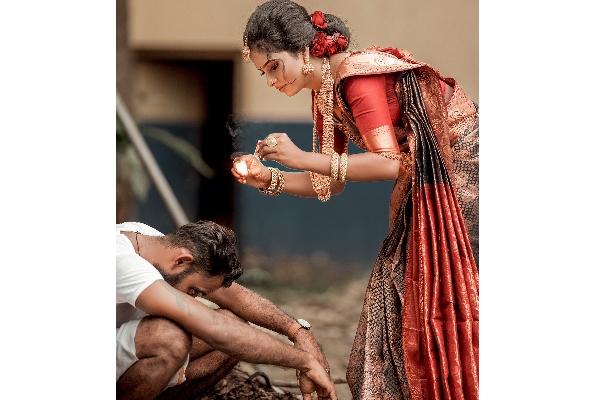 இலங்கை ஜோடிக்கு ஏற்பட்ட பரிதாபம்.... அவலத்தை போட்டோ சூட்டில் அம்பலப்படுத்திய மணமக்கள்! | Sri Lanka Current Situation Viral Photoshoot