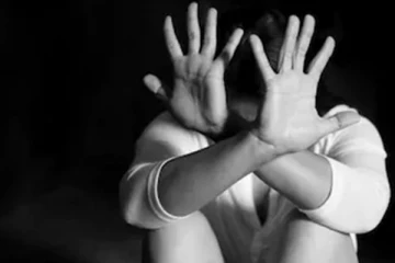 பெற்ற தந்தையே பாலியல் தொல்லை - மகளை பூட்டி வைத்த தாய்!