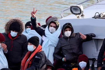 பிரித்தானியாவுக்குள் நுழையும் புலம்பெயர்வோரை கட்டுப்படுத்த புதிதாக அறிமுகமாக இருக்கும் மின்னணு திட்டம்