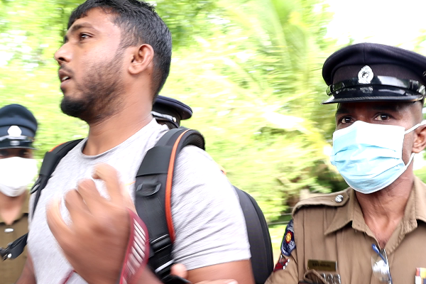 முல்லைத்தீவில் கடற்படை மற்றும் காவல்துறை அடாவடி- ஊடகவியலாளருக்கு அச்சுறுத்தல்! | Sri Lanka Mullaitivu Vadduvakal Journalist Police