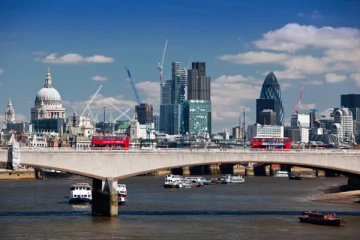 பெண் ஒருவரை காப்பாற்ற லண்டன் தேம்ஸ் நதியில் குதித்த நபருக்கு ஏற்பட்ட துயரம்