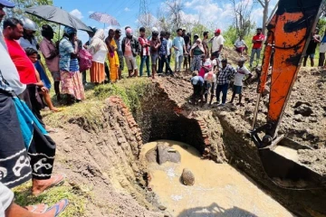 ගොවියා පසුපස පැන්නු අලියා ළිඳට වැටී මරුට