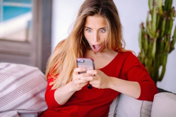 உங்கள் தொலைபேசி உங்கள் உரையாடல்களை ஒட்டுக் கேட்கிறது! ஆனால், அதை நிறுத்த ஒரு வழி இருக்கிறது