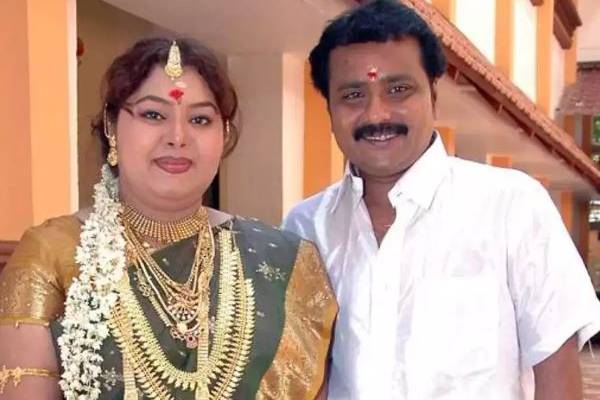 காமெடி நடிகையாக வலம் வந்த ஆர்த்தி கணேஷின் சொந்த வீட்டை பார்த்துள்ளீர்களா?- நல்லா கலர்புல்லா இருக்கே