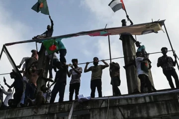 பங்களாதேஷில் பயங்கரம்; மேம்பாலத்தில் தொங்கவிடப்பட்ட சடலங்கள்