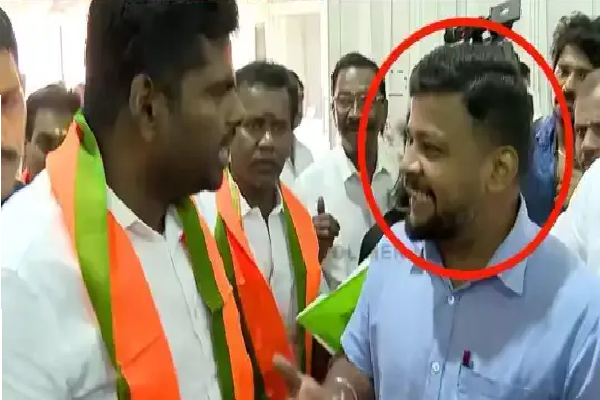 உனக்கு மட்டும் என்ன கொம்பா? செய்தியாளரை தோளில் தட்டி மிரட்டிய அண்ணாமலை! | Annamalai Scolding Reporter Viral Video உனக்கு மட்டும் என்ன கொம்பா? செய்தியாளரை தோளில் தட்டி மிரட்டிய அண்ணாமலை! | Annamalai Scolding Reporter Viral Video