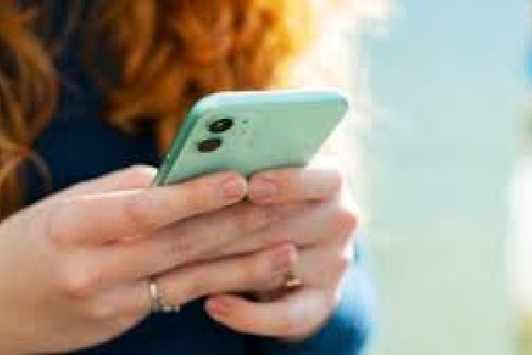 கனடாவில் பாடசாலைகளில் செல்பேசிகளை தடை செய்யத் திட்டம் | A Cell Phone Ban Might Be On The Way