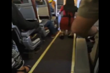 நடுவானில் விமானத்தில் திடீர் கோளாறு; அச்சத்தில் உறைந்த பயணிகள்!