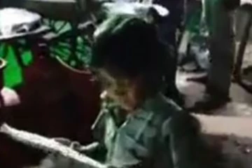 அப்பாவின் சாலையோர ஹோட்டலில் குட்டி குழந்தையின் நெகிழ்ச்சி செயல்.... இணையத்தில் வைரலாகும் காட்சி