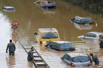 கொட்டித் தீர்த்த கனமழை: வெள்ளத்தில் அடித்துச் செல்லப்பட்ட கார்கள்!