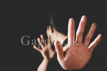 මහා රැ මැද්දේ ගෙට පැනලා අවුරුදු 22 හිටපු පෙම්වතා කරපු දෙයක්..