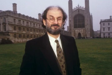 30 வருடங்களாக மரண அச்சுறுத்தலில் இருந்து வந்த நாவலாசிரியர் மீது கத்திக்குத்து தாக்குதல்